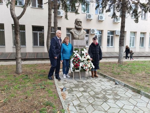   В МБАЛ “Д-р Иван Селимински”-Сливен - тържествен медицински съвет и поднасяне на венци пред паметника на патрона 