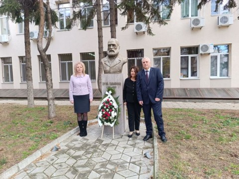   В МБАЛ “Д-р Иван Селимински”-Сливен - тържествен медицински съвет и поднасяне на венци пред паметника на патрона 